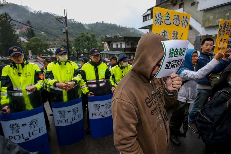 20171219-新黨王炳忠等4人疑涉《國安法》遭調查局幹員帶走案，新黨號召民眾到北宜公路上的調查局國安站外聲援。（陳明仁攝）