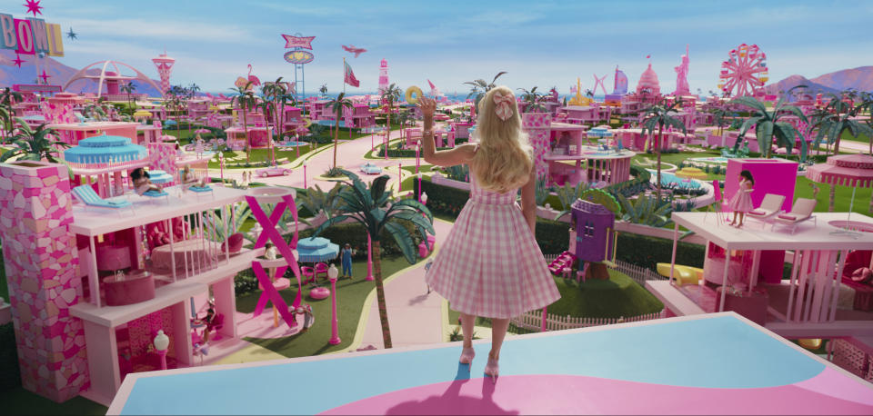 ARCHIVO - Margot Robbie en una escena de "Barbie" en una imagen proporcionada por Warner Bros. Pictures. Con el lanzamiento del viernes 21 de julio de 2023 de la "película Barbie" protagonizada por Robbie, el color "Rosa Barbie" se ha convertido en el centro de atención en las redes sociales y el mundo de la moda. (Warner Bros. Pictures vía AP, archivo)