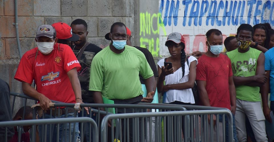 Migrantes haitianos y africanos se reunieron con Wilner Metelus en Tapachula, Chiapas, a fin de solicitar solución a su peticiones de asilo