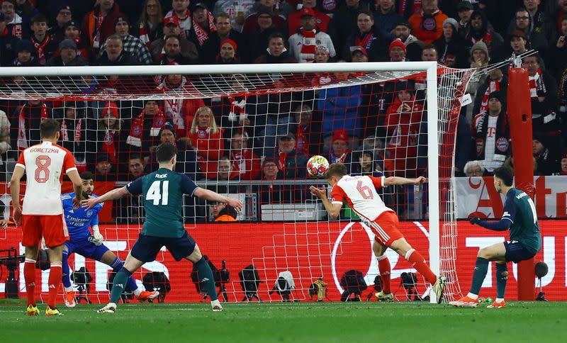 Foto del miércoles del defensor del Bayern Munich Joshua Kimmich marcando ante Arsenal