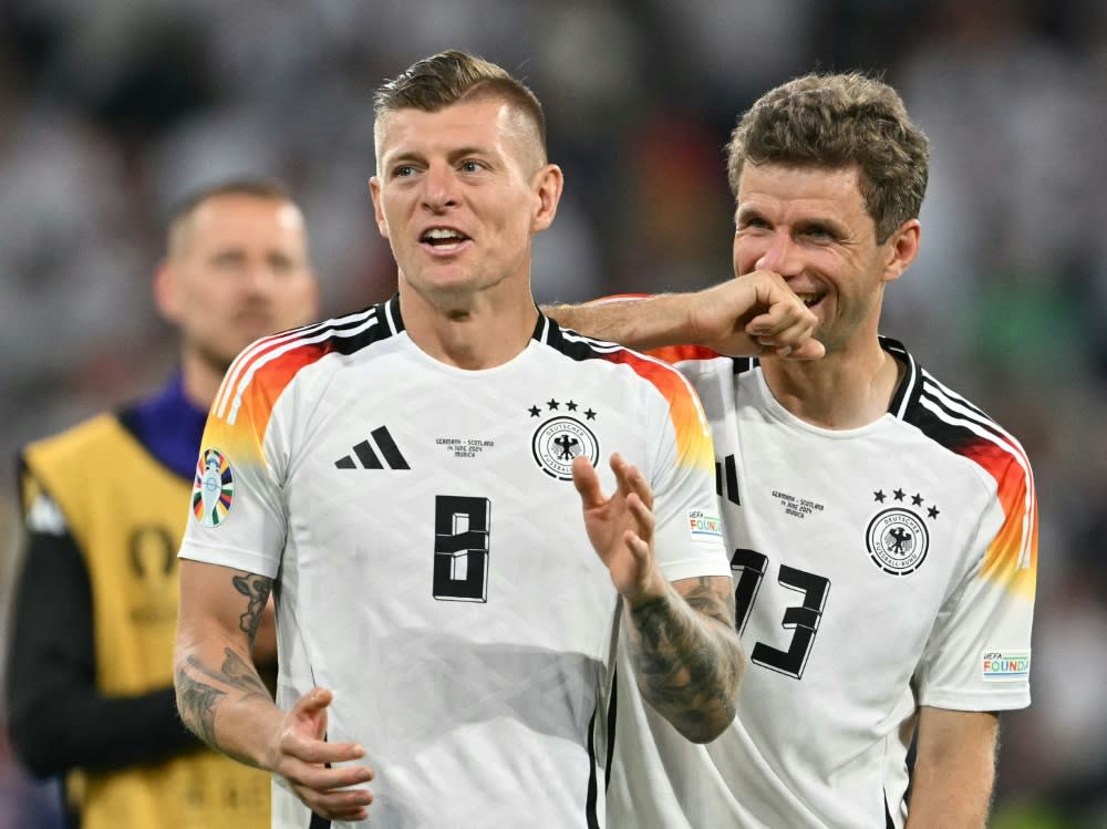 Kroos (l.) und Müller nach dem Erfolg über Schottland (MIGUEL MEDINA)