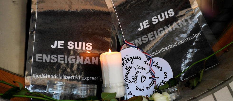 Des bougies et des messages déposés devant le collège de Conflans-Sainte-Honorine, le 17 octobre.
