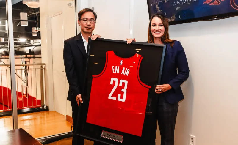 ▲美國職業籃球聯賽(NBA)休士頓火箭隊商業運營總裁Gretchen Sheirr （右）致贈長榮航空美洲總分公司副總經理蘇偉仁（左）長榮航空專屬23號球衣，代表雙方於2023年展開合作。（圖／長榮航空提供）