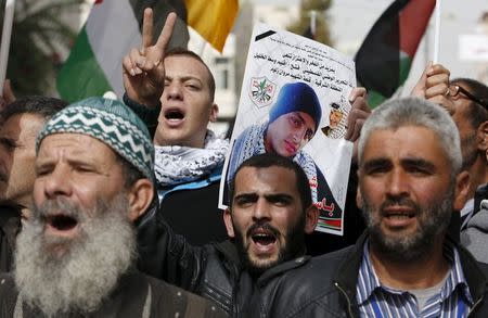 Palestinians take part in a protest demanding Israel return the bodies of Palestinians who allegedly stabbed Israelis, in the West Bank city of Hebron November 4, 2015. REUTERS/Mussa Qawasma