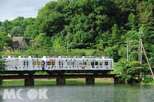 穿過大池遊園的小玉電車。（圖片提供／墨刻編輯部）