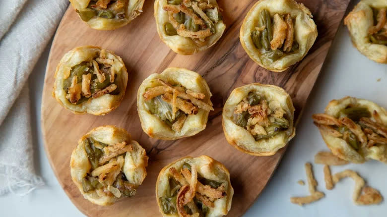Puff pastry cases with green beans and crispy onions