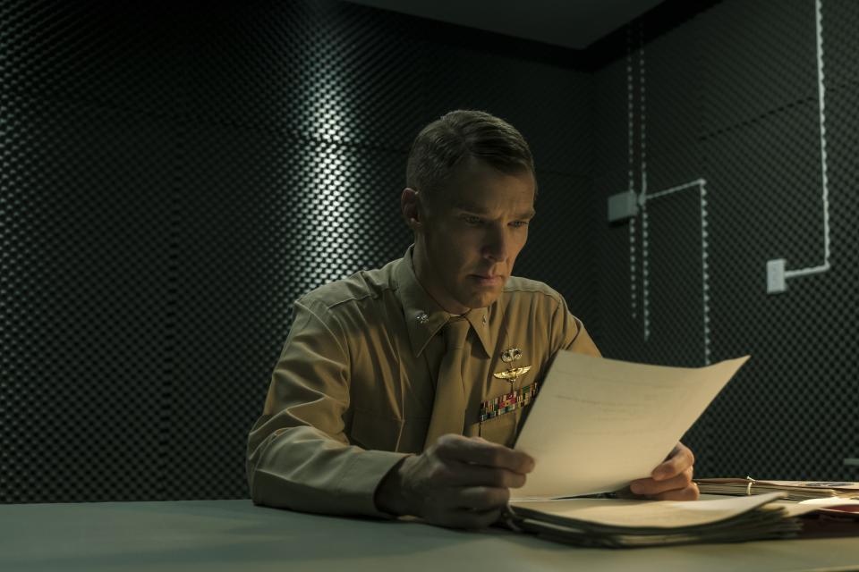 班尼狄克康柏拜區在片中飾演軍事檢察官。（圖／CATCHPLAY）