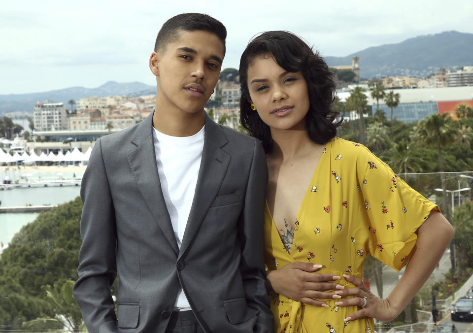 Los actores Benny Emmanuel, izquierda, y Leidi Gutiérrez posan en una sesión de la película “Chicuarotes” en la 72ª edición del Festival de Cine de Cannes el martes 21 de mayo de 2019. (Foto Joel C Ryan/Invision/AP)