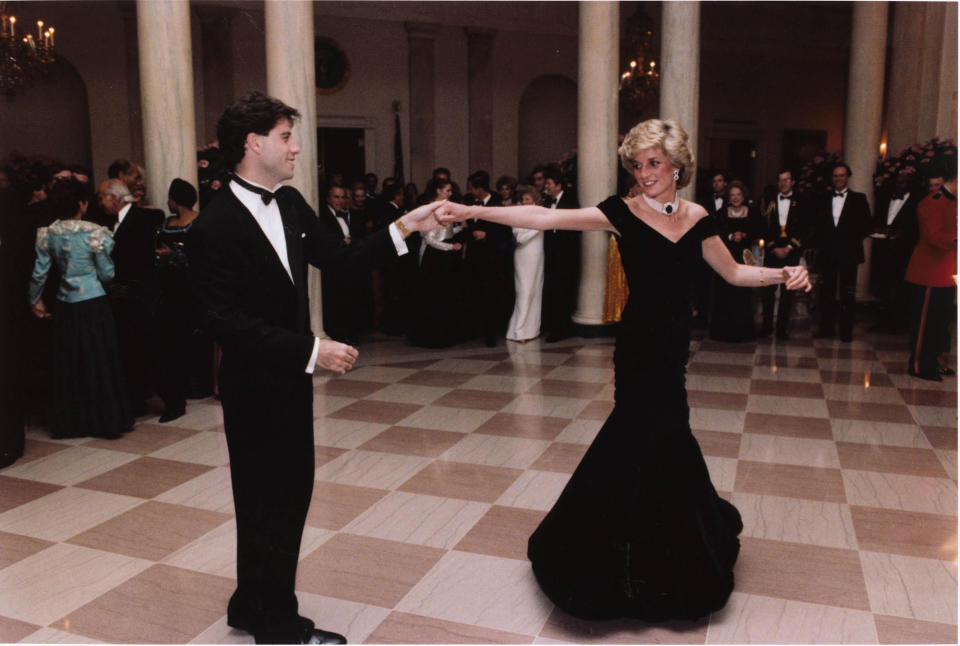 <p>Na, hätten Sie den jungen Herren auf dem Bild erkannt? Hier tanzt die bildschöne Diana im Jahre 1985 auf einem Staatsbankett im Weißen Haus mit Schauspieler John Travolta. Ihr Abendkleid aus mitternachtblauem Samt von Victor Edelstein wurde Travolta-Kleid getauft und 2013 für 240.000 britische Pfund versteigert. </p>