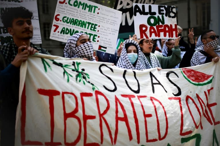 Des étudiants propalestiniens manifestent sur le campus de la SOAS University de Londres, le 8 mai 2024 (BENJAMIN CREMEL)