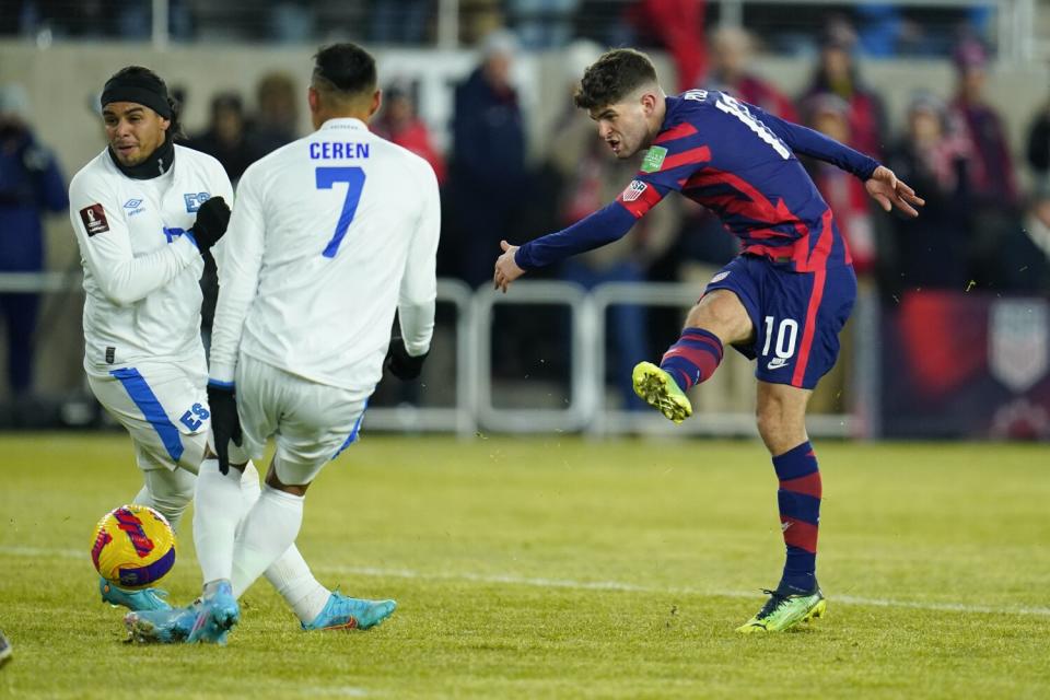 United States' Christian Pulisic shoots against El Salvador's Darwin Ceren and Alexander Larin.