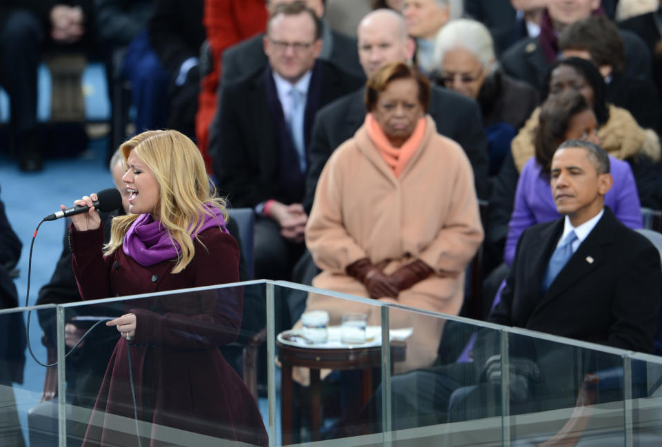 Kelly Clarkson cantando "My Country Tis of Thee" en la toma de posesión de Barack Obama el lunes 21 de enero, 2013, en Washington, DC.  