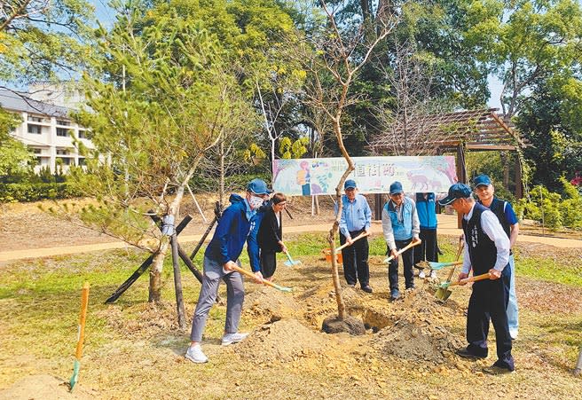 南投縣府與林管處，15日在名間鄉苗圃生態園區種植原生樹種「流蘇」。（廖志晃攝）