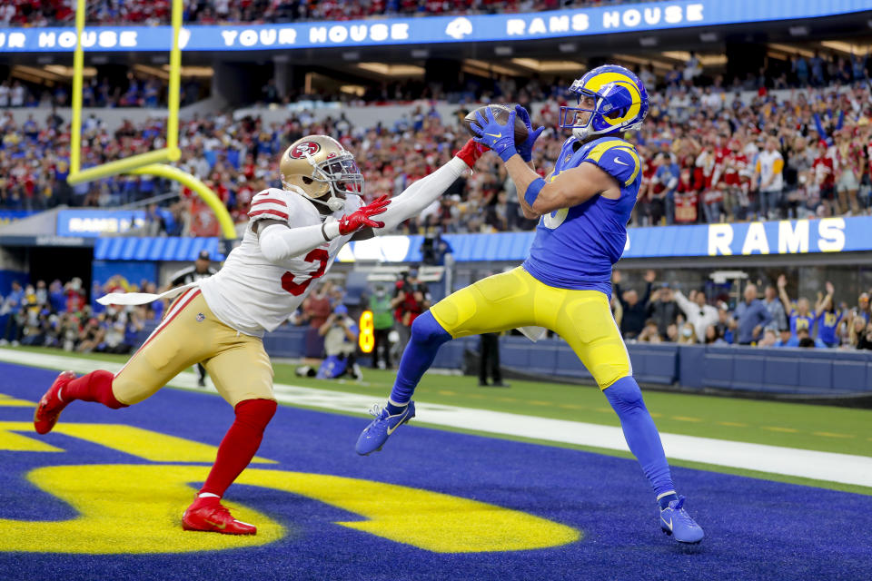 Jaquiski Tartt (3) dejó caer la intercepción que mandaría a los San Francisco 49ers al Super Bowl LVI además de ser quemado por Cooper Kupp para un touchdown. (Foto: Michael Owens/Getty Images)