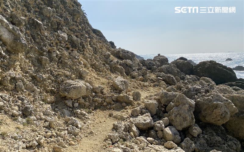 通往「秘境海灘」得順著海岸走，一路上都是珊瑚礁地形。