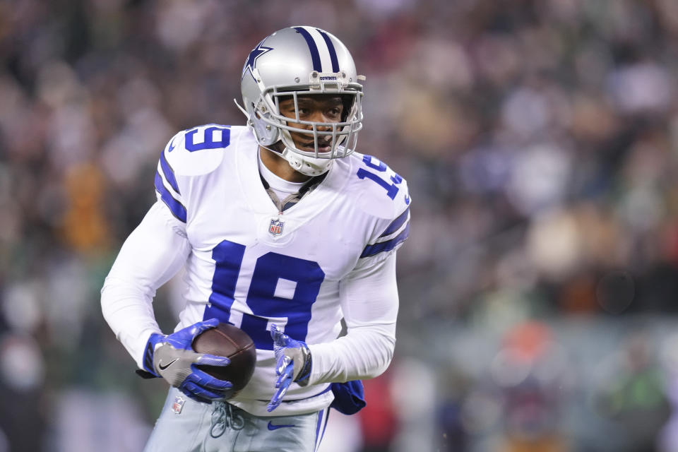 PHILADELPHIA, PA - JANUARY 08: Amari Cooper #19 of the Dallas Cowboys runs with the ball against the Philadelphia Eagles at Lincoln Financial Field on January 8, 2022 in Philadelphia, Pennsylvania. (Photo by Mitchell Leff/Getty Images)