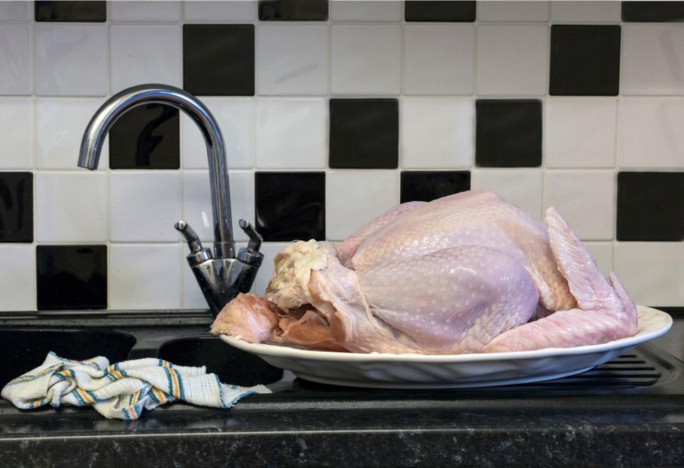Einer Studie des britischen Gesundheitssystems National Health Service (NHS) zufolge werden Keime durch das Abwaschen von rohem Fleisch unterm Wasserhahn in einem Radius von etwa 50 Zentimetern verteilt. Durch die gefährliche Bakterien-Wasser-Mischung in der Küche können herumliegende Lebensmittel, Küchengeräte oder Geschirr in der Nähe verunreinigt werden. (Bild: iStock/jax10289)