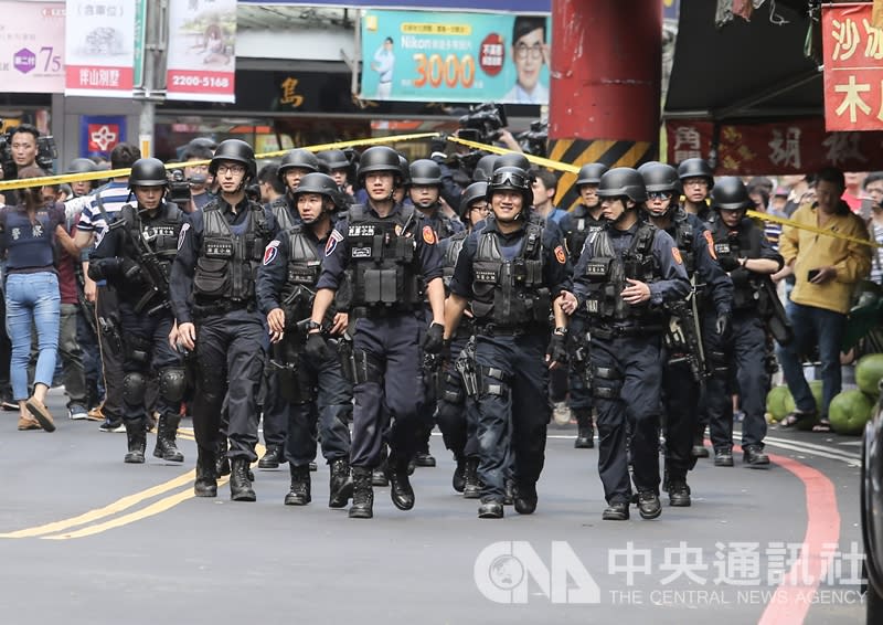 新北市中和興南觀光夜市30日發生警匪駁火案件，雙方對峙3個多小時後，嫌犯劉邦誠棄械投降，警方將他送往新店警分局，進行後續偵辦。警方也清槍陸續撤離現場，緊張的鬧區警匪駁火案件暫告一段落。（中央社）