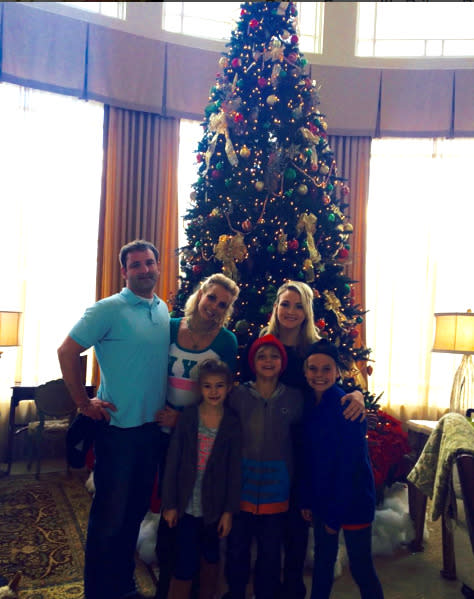 Britney Spears, with her brother Bryan, sister Jamie Lynn, niece Maddie, and sons Sean and Jayden: “Happy gobble gobble!” -@britneyspears