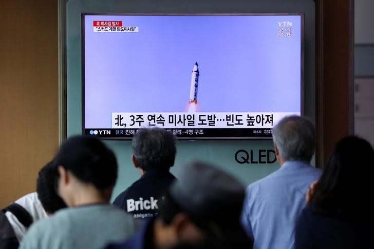 La Corée du Nord a procédé lundi au tir d'un missile de courte portée qui a fini sa course au large de sa côte est. Tiré depuis la région de Wonsan, sur la côte orientale de la Corée du Nord, le missile de type Scud a parcouru 450 km et atteint une altitude de 120 km. /Photo prise le 29 mai 2017/REUTERS/Kim Hong-Ji