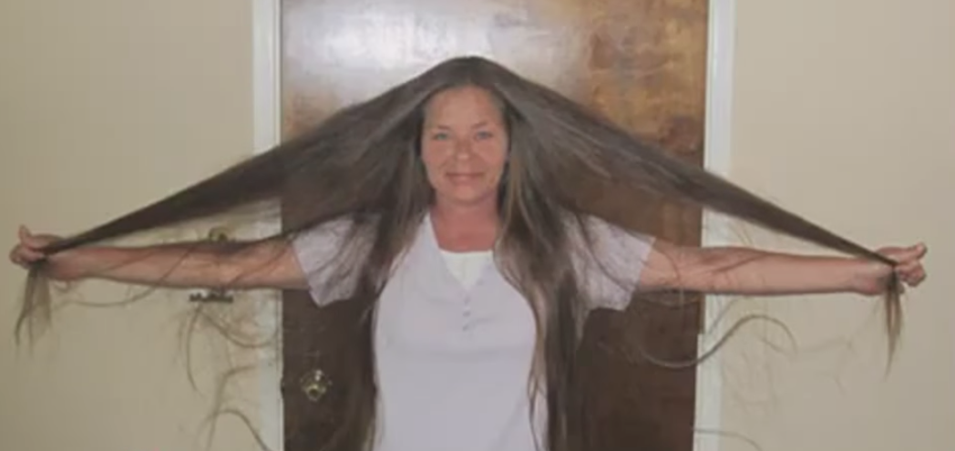 Die US-Amerikanerin Misty war seit 30 Jahren nicht beim Friseur. (Bild: Screenshot YouTube)