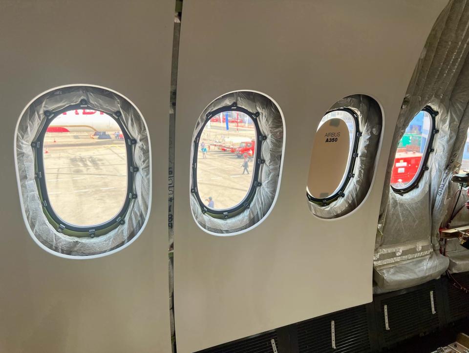 The comparison of the windows on the 777X and the A350.