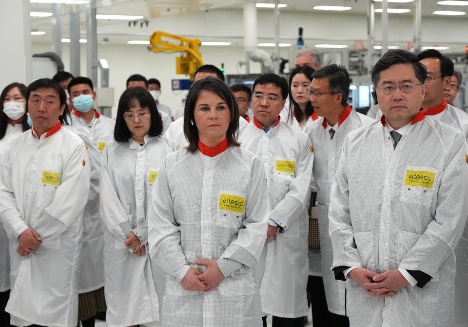 Produktion in China statt Export aus Deutschland: Außenministerin Annalena Baerbock ihr Amtskollege Qin Gang in einer Fabrik des Regensburger Autozulieferers Vitesco Automotive in China.  - Copyright: Picture Alliance 