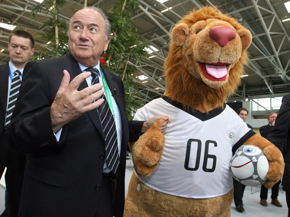 Munich, GERMANY: The FIFA President Sepp Blatter (L) poses with the World cup Mascott Goleo during the inauguration of the World Cup International Broadcasting Centre, 06 June 2006 in Munich three days ahead of the opening of the World Cup football in Germany. AFP PHOTO LLUIS GENE. (Photo credit should read LLUIS GENE/AFP via Getty Images)