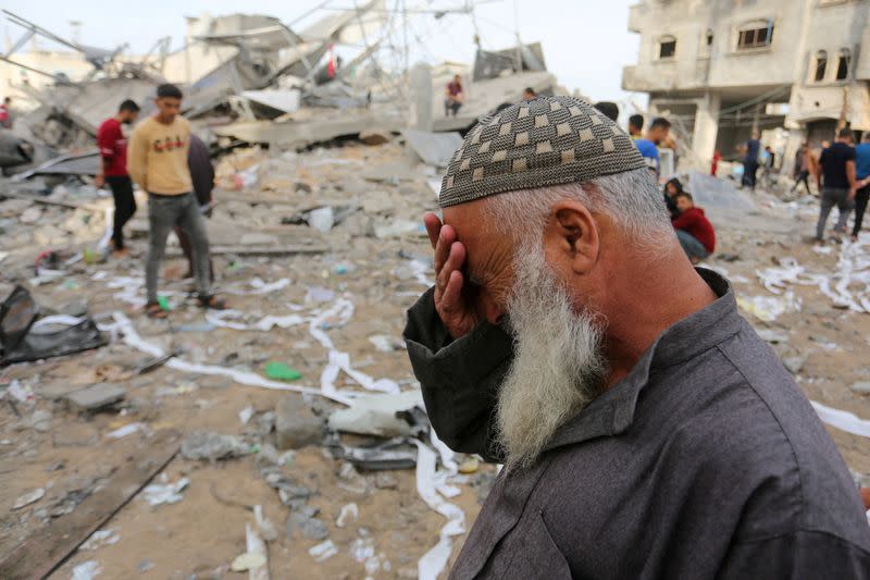 Un palestino reacciona en el sitio de un ataque israelí sobre una casa de la familia Fojo, en Rafah, en el sur de la Franja de Gaza