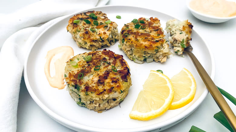 crispy tuna patties with mayo and lemon