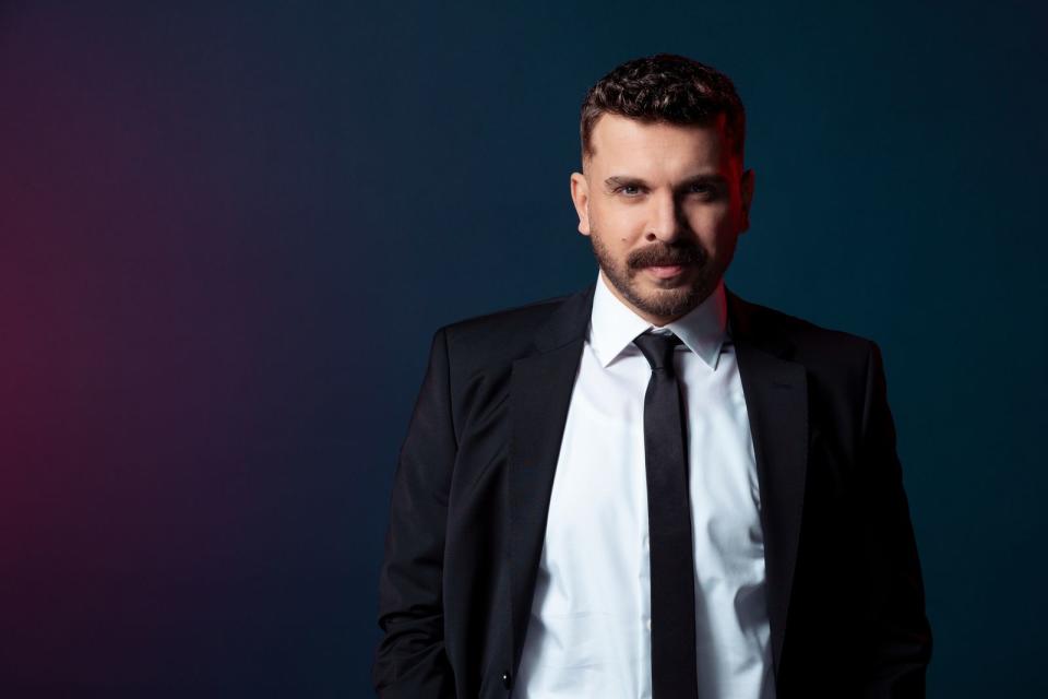 Schauspieler Edin Hasanovic wird Late-Night-Host. Das ZDF startet mit "Edins Neo Night" eine neue Show, deren 32-jähriger Gastgeber sich vorgenommen hat, einiges anders zu machen: Edin Hasnanovic will in sechs Folgen à 30 Minuten den Saal zum Kochen bringen und den Deutschen ihre Bescheidenheit in Sachen Unterhaltung austreiben. Kann das gelingen? (Bild: ZDF / Ben Knabe)