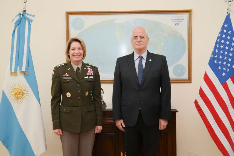 Reunión de la jefe del Comando Sur, general Laura Richardson con el ministro de Defensa, Jorge Taiana