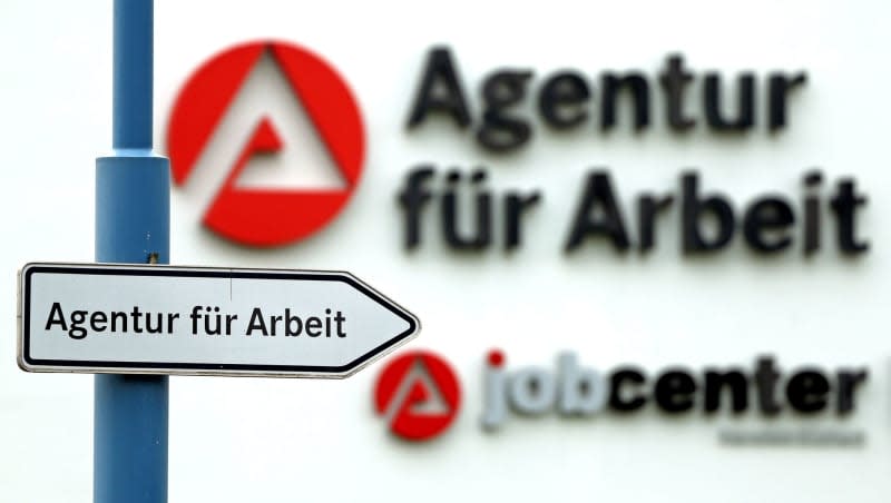 A sign points the way to the employment agency. The number of unemployed in Germany fell by only 20,000 to 2.75 million in April compared to March due to a weak spring recovery on the labour market, the Federal Labour Agency announced on 30 April. That is 164,000 more unemployed than a year ago. Jan Woitas/dpa-Zentralbild/dpa