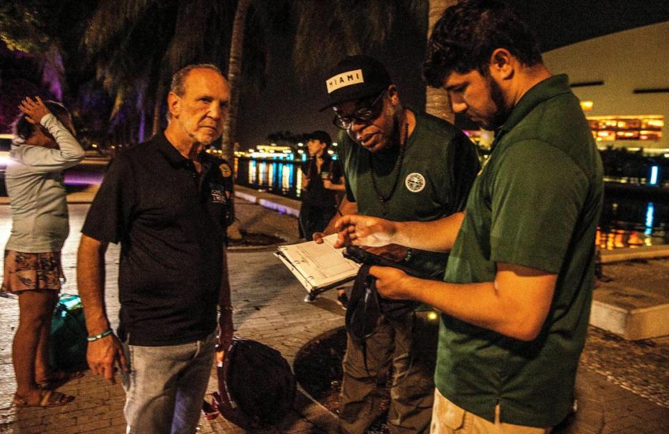 De izquierda a derecha, el presidente de Homeless Trust, Ronald L. Book, se unió a los Especialistas de Vinculación de la Ciudad de Miami Ricky Leath y Christian Candelier en Museum Park, durante el censo anual de verano Point-in-Time Homeless del Condado Miami-Dade, donde diferentes equipos llevaron a cabo el recuento anual de verano de los indigentes desde Homestead y Miami Beach hasta North Miami, el jueves 18 de agosto de 2022.