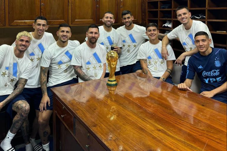 De Paul, Di María, Paredes, Messi, Otamendi, Romero, Dybala, Lo Celso y Molina, un puñado de campeones del mundo con la Copa obtenida en Qatar