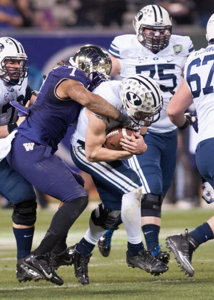 Washington linebacker Shaq Thompson tackles BYU quarterback Taysom Hill. (Ed Szczepanski/USA TODAY Sports)