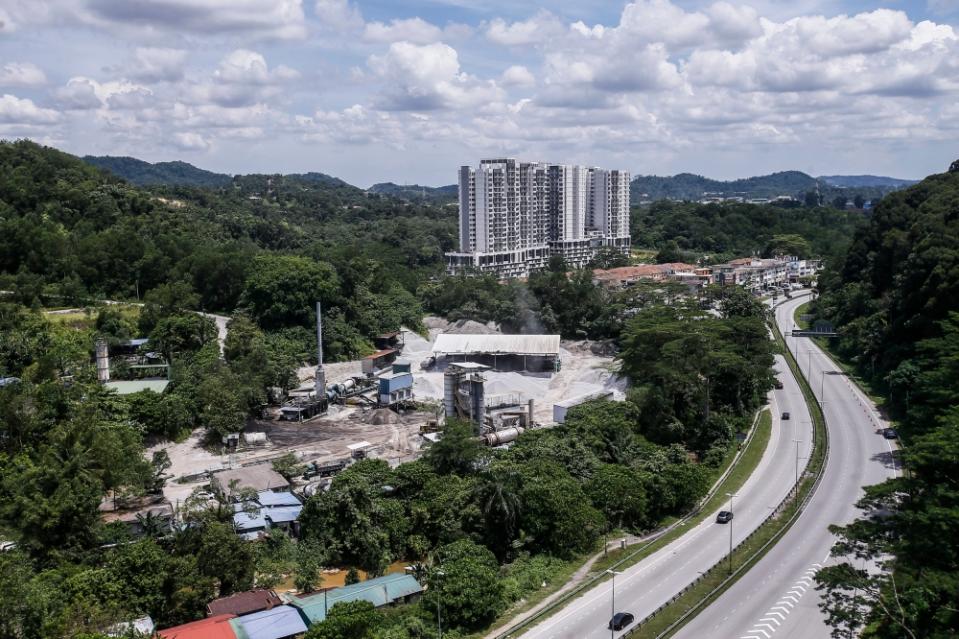 A view of Batu 15, Rawang near the Latar Expressway in Selangor where the residential and commercial areas are adjacent to the industrial area. May 20, 2023. — Picture by Hari Anggara