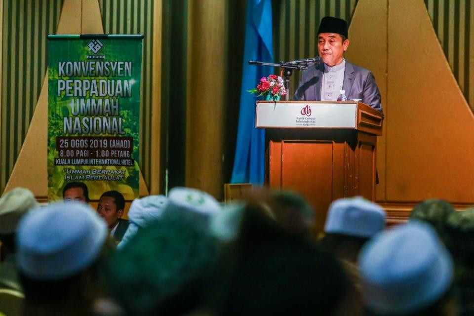 Gerakan Pembela Ummah chairman Aminuddin Yahya delivers his speech during the Ummah National Unity Convention at the Kuala Lumpur International Hotel August 25, 2019. — Picture by Hari Anggara