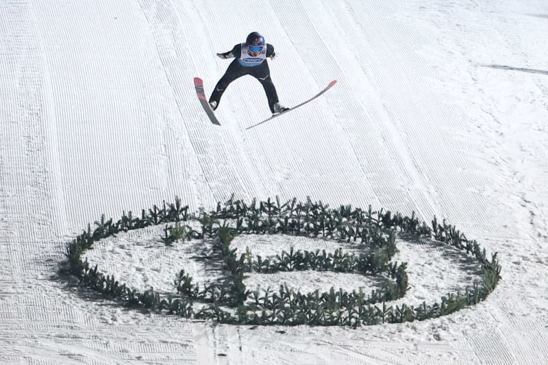 Japanese ski jumper Ryoyu Kobayashi in action during the men's first round of the Four-Hills tournament as part of the FIS Ski Jumping World Cup. Daniel Karmann/dpa