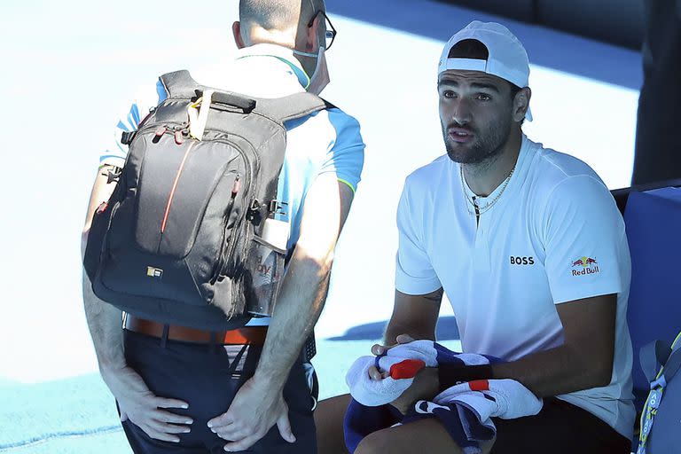 Matteo Berrettini siendo controlado por uno de los médicos del torneo debido a su malestar estomacal