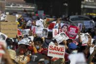 I manifestanti continuano a riunirsi nonostante il divieto di raduni pubblici imposto lunedì 8 febbraio dal nuovo governo militare (AP Photo)