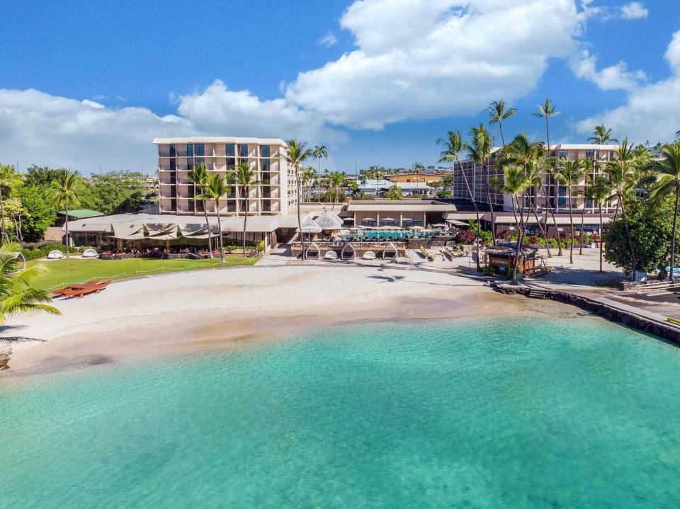 best hawaii hotels for families — king kamehameha kona beach hotel