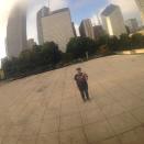 Wer in Chicago ist, der muss auch unbedingt ein Foto seines Spiegelbildes im The Bean am Millennial Park schießen. Doch während sich normalerweise massenweise Menschen auf einem Schnappschuss tummeln, steht Robert völlig verlassen auf dem riesigen Platz. Was für ein trauriger Anblick.