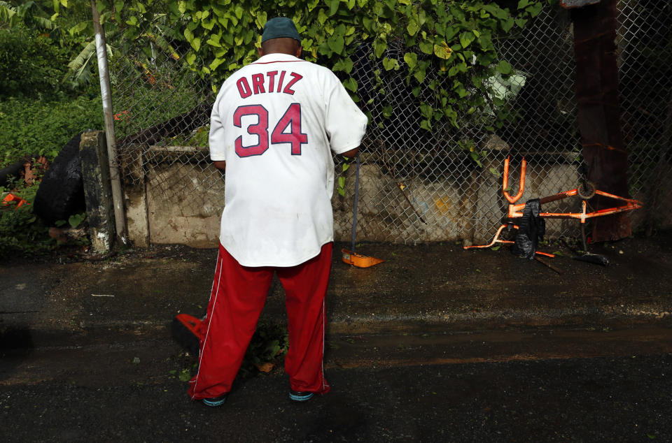 <p>MIA20. SAN JUAN (PUERTO RICO), 07/09/2017.- Un vecino del barrio de Santurce limpia tras el paso del huracán Irma, hoy jueves, 7 de septiembre de 2017, en San Juan (Puerto Rico). El gobernador de Puerto Rico, Ricardo Rosselló, informó hoy que fallecieron tres personas en hechos relacionados con las malas condiciones climatológicas causadas por el paso del huracán Irma, mientras que los mayores incidentes que se han registrado son árboles y postes eléctricos caídos. EFE/Thais Llorca </p>