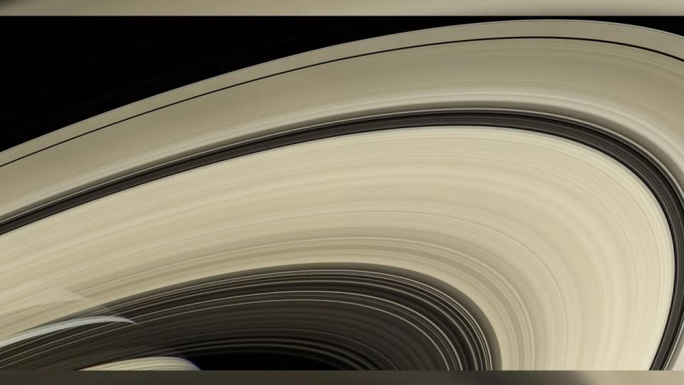 Los anillos de Saturno están formados por partículas de hielo del tamaño de granos de arena o rocas. El sistema de anillos se extiende hasta 282.000 kilómetros desde el planeta. Crédito: NASA/JPL-Caltech/Instituto de Ciencia Espacial