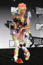 <p>2011 war Nicki Minaj bei den VMAs nicht zu übersehen. Die Rapperin stahl mit ihrem überladenen Süßigkeiten-Raver-Outfit allen die Show. Während andere auf Minimalismus oder wenig Stoff setzten, zog sie sich einfach alles an, was geht – zum Beispiel Schleifen, Strumpfhose, bunte Kniesocken, Candy-Kette, schriller Mundschmuck und Metallic-Oberteil. (Bild: AP Photo) </p>