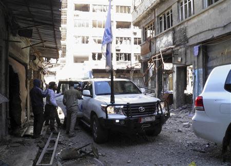 United Nations members arrive to the besieged neighbourhoods of Homs to supply humanitarian aid February 8, 2014. REUTERS/Thaer Al Khalidiya