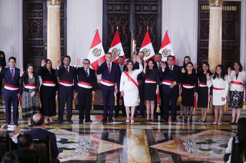 La presidenta de Perú, Dina Boluarte, quien asumió el cargo tras la destitución de su predecesor Pedro Castillo, posa para una foto de familia junto a miembros de su gabinete en Lima