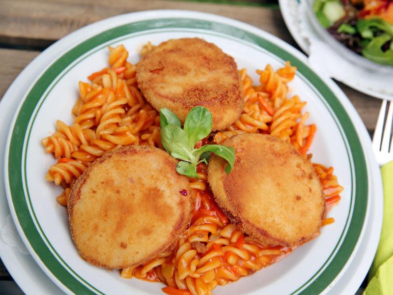 Drei panierte Scheiben Jagdwurst als "Jägerschnitzel". Foto: Jan Woitas