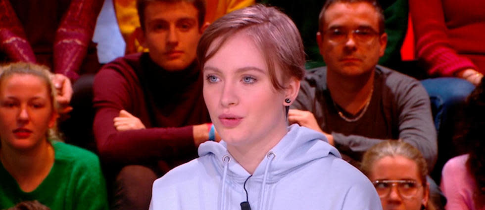 Mila sur le plateau de l’émission « Quotidien »
